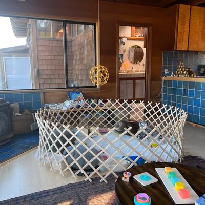 Mejorar su sala de estar con nuestro robusto y ecológico gran bebé de madera sólida plegable Playpen