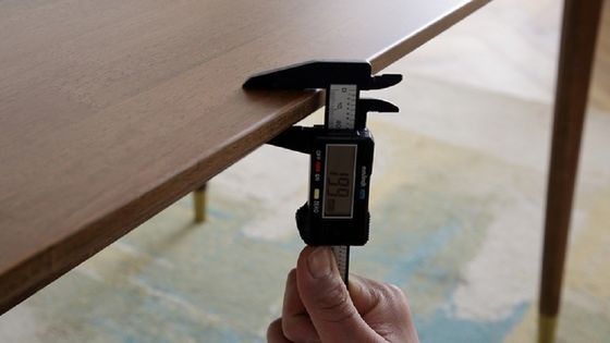 Conjunto de mesa de comedor de madera sólida personalizable para comedor profesional y elegante