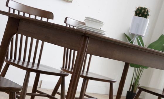 Conjunto de mesa de comedor de madera sólida personalizable para comedor profesional y elegante