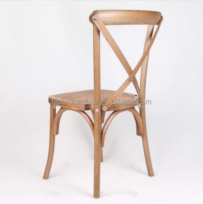 Estilo moderno D50*W42*H89CM Silla trasera de madera sólida X con cojín de ratán para la recepción de bodas al aire libre