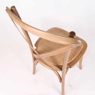 Estilo moderno D50*W42*H89CM Silla trasera de madera sólida X con cojín de ratán para la recepción de bodas al aire libre