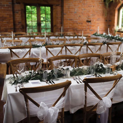 Color natural Moderno de madera sólida X de espalda cruzada Silla de banquete con cojín de ratán para bodas y restaurantes