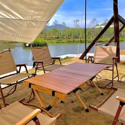 Muebles de comedor de madera natural Diseños modernos Set plegable de mesas y sillas de granja sólida para eventos especiales