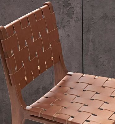 Sillones de bar con sillas tejidas de cuero de silla