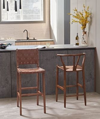 Sillones de bar con sillas tejidas de cuero de silla