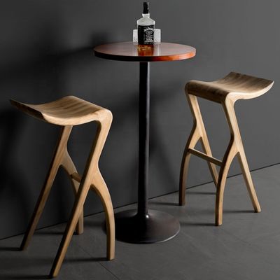 Silla de barra alta personalizada hecha de madera maciza adecuada para diversos entornos de bar o cocina