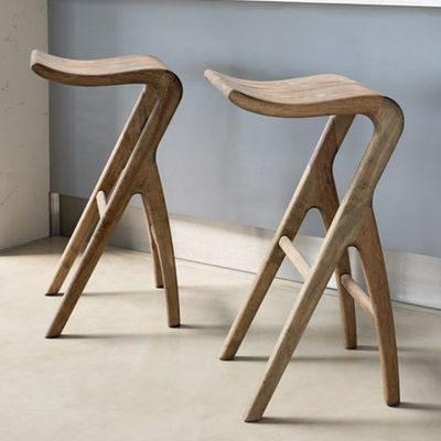 Silla de barra alta personalizada hecha de madera maciza adecuada para diversos entornos de bar o cocina