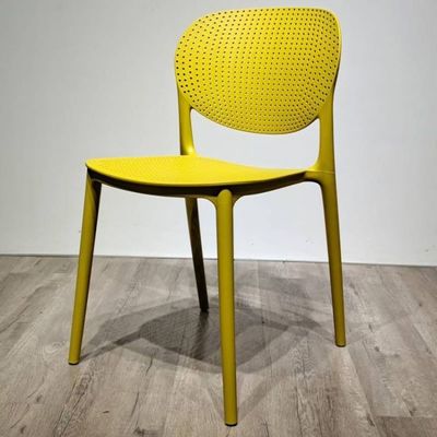 Corte de comidas Muebles de comedor silla de plástico PP apilada con estilo de diseño moderno a un precio asequible