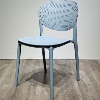 Corte de comidas Muebles de comedor silla de plástico PP apilada con estilo de diseño moderno a un precio asequible
