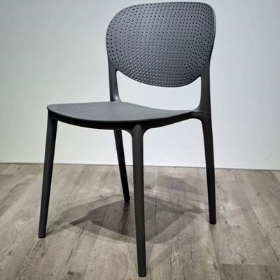 Corte de comidas Muebles de comedor silla de plástico PP apilada con estilo de diseño moderno a un precio asequible