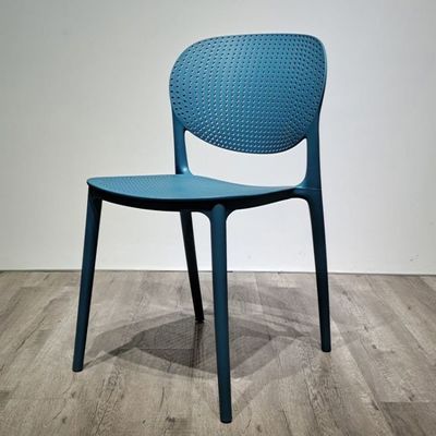 Corte de comidas Muebles de comedor silla de plástico PP apilada con estilo de diseño moderno a un precio asequible
