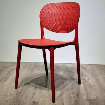 Corte de comidas Muebles de comedor silla de plástico PP apilada con estilo de diseño moderno a un precio asequible