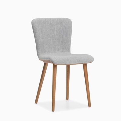 Silla moderna de comedor de hotel de madera marrón para comidas cómodas y relajantes