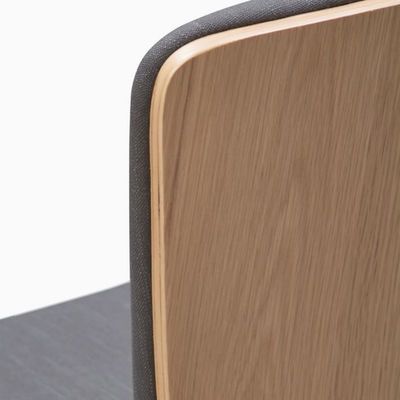 Silla moderna de comedor de hotel de madera marrón para comidas cómodas y relajantes