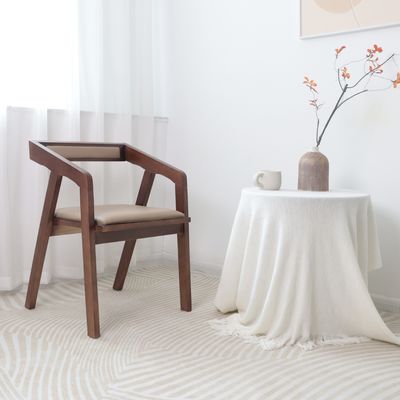 Silla de brazo de madera Restaurante de color nuez Comedor Silla de madera maciza para muebles específicos en el comedor