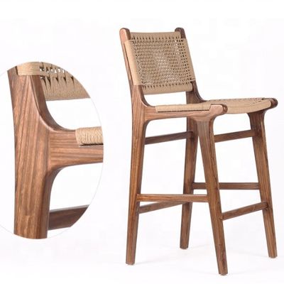 Sillón de bar moderno de asiento alto con asiento de cuerda tejida y marco acentuado de cuero