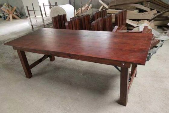Embalaje de correo y mesa plegable de madera para alquilar en bodas y fiestas