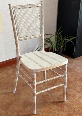 Silla de comedor natural negra resistente de diseño nórdico Muestra moderna de madera sólida de cuero PU para la sala de bodas