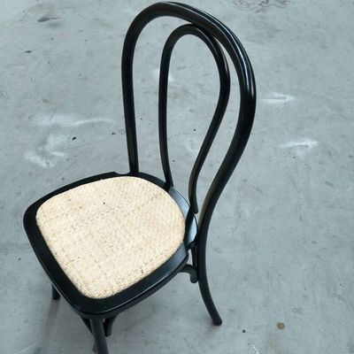 Silla de madera apilada con límite de peso de 100 kg Muebles modernos Restaurante Sillones de comedor de rotín apilados naturales