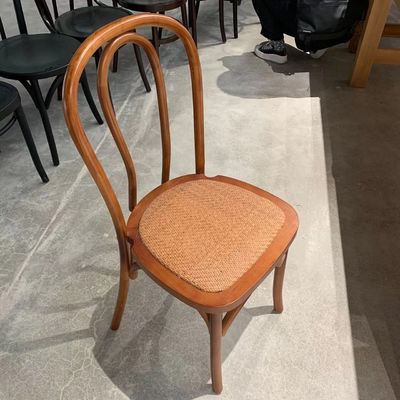 Silla de madera apilada con límite de peso de 100 kg Muebles modernos Restaurante Sillones de comedor de rotín apilados naturales
