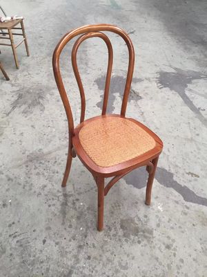 Silla de madera apilada con límite de peso de 100 kg Muebles modernos Restaurante Sillones de comedor de rotín apilados naturales