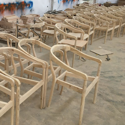 Silla de banquete apilada de madera nórdica Estilo de diseño moderno W50*D52*H80 cm Madera maciza apilada para bodas y banquetes