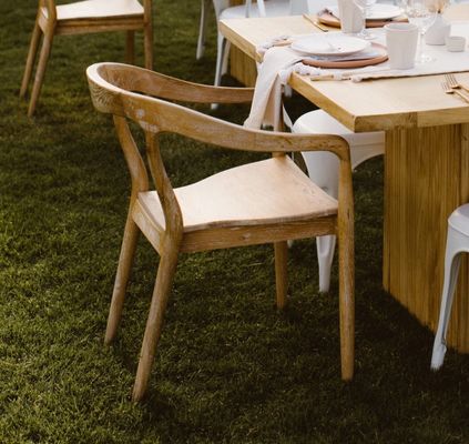 Silla de banquete apilada de madera nórdica Estilo de diseño moderno W50*D52*H80 cm Madera maciza apilada para bodas y banquetes