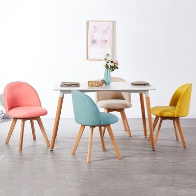 Silla de comedor de estilo nórdico moderno con patas de madera y asiento tapizado