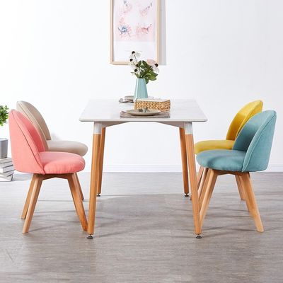 Silla de comedor de estilo nórdico moderno con patas de madera y asiento tapizado