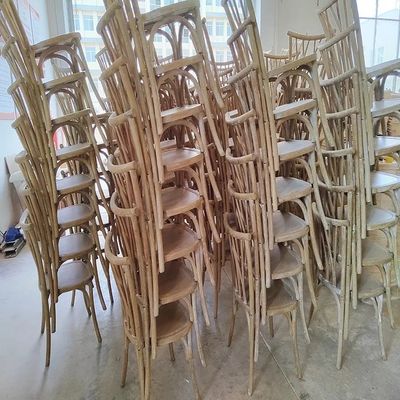 Antiguo evento de bodas Vintage X Cross Back silla de madera apilada con asiento de espuma de ratán