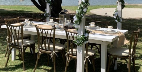Antiguo evento de bodas Vintage X Cross Back silla de madera apilada con asiento de espuma de ratán