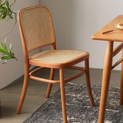 Silla de rattan de madera sólida de diseño simple para restaurante y comedor