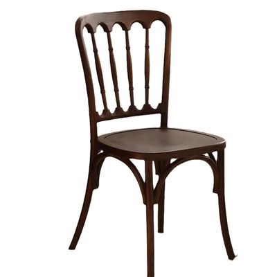 Silla de comedor apilada de madera marrón para ceremonias de boda de ratán