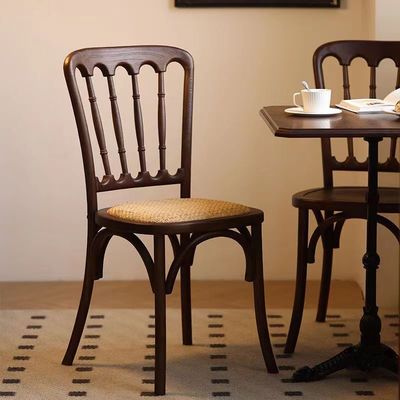 Silla de comedor apilada de madera marrón para ceremonias de boda de ratán
