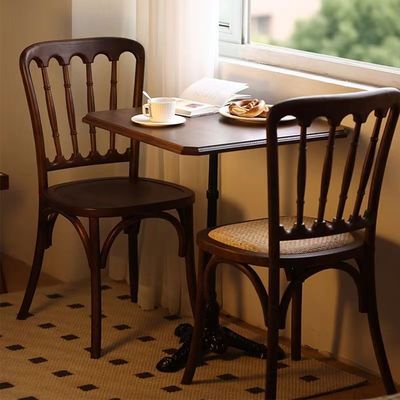 Silla de comedor apilada de madera marrón para ceremonias de boda de ratán