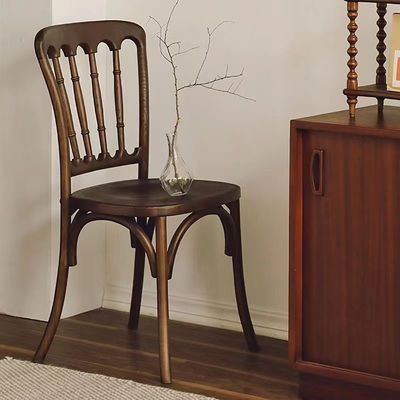 Silla de comedor apilada de madera marrón para ceremonias de boda de ratán