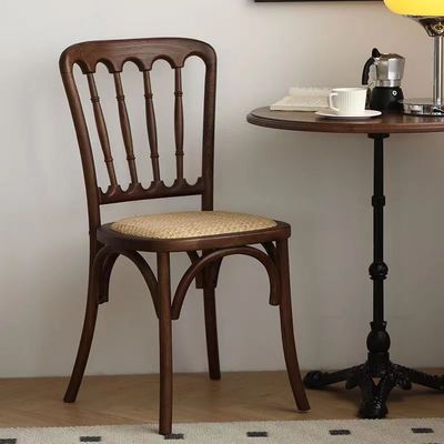 Silla de comedor apilada de madera marrón para ceremonias de boda de ratán