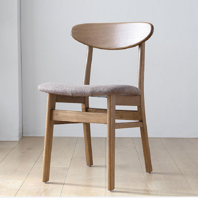 Silla de comedor nórdica moderna de madera sólida con asiento y respaldo de cuero tapizado