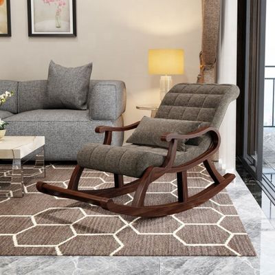 Las sillas mecedoras de madera embellecen su sala de estar con esta silla reclinable y su cómodo tejido de terciopelo
