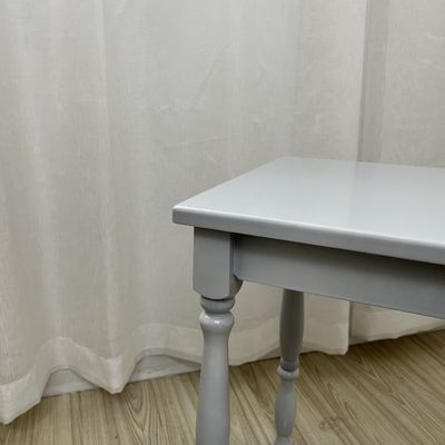 Una mesa rústica de madera de madera y una mesa de café añadir un toque de belleza rústica