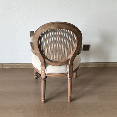 Estilo de diseño moderno Nitrolacquer Finish estilo francés Vintage Fabrica de comedor de madera personalizada Louis Armrest silla para evento