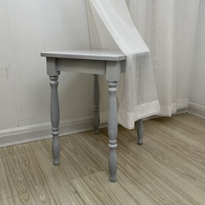 Una mesa rústica de madera de madera y una mesa de café añadir un toque de belleza rústica