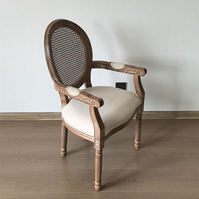 Estilo de diseño moderno Nitrolacquer Finish estilo francés Vintage Fabrica de comedor de madera personalizada Louis Armrest silla para evento