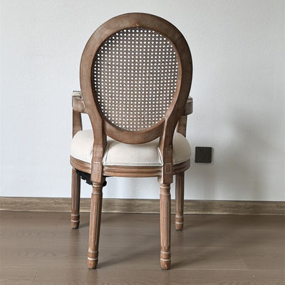 Estilo de diseño moderno Nitrolacquer Finish estilo francés Vintage Fabrica de comedor de madera personalizada Louis Armrest silla para evento