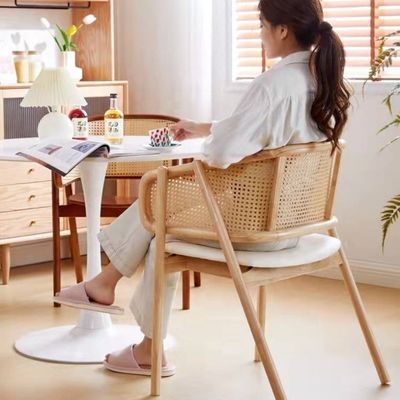 Silla de comedor de madera sólida de ratán plegada para el salón y el comedor
