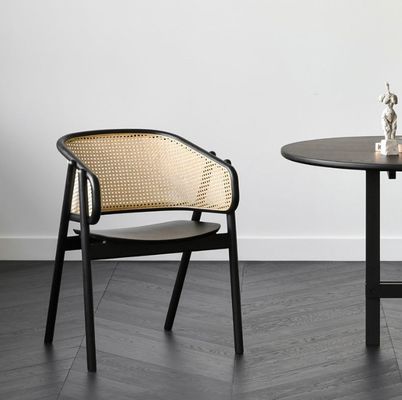 Diseño silla de comedor de madera de rattan silla de brazo de caña de rattan con límite de peso de 100 kg y embalaje de correo
