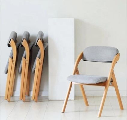Silla de comedor plegable con patas de madera sólida y diseño moderno con material de tela o cuero PU