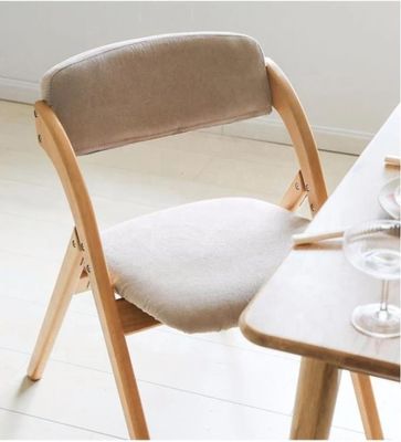 Silla de comedor plegable con patas de madera sólida y diseño moderno con material de tela o cuero PU