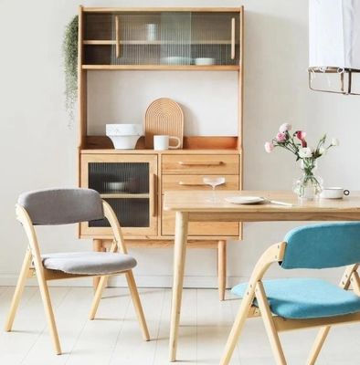 Silla de comedor plegable con patas de madera sólida y diseño moderno con material de tela o cuero PU