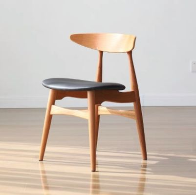 Sillas clásicas de madera tapizada nórdica con silla de restaurante enmarcada en ceniza